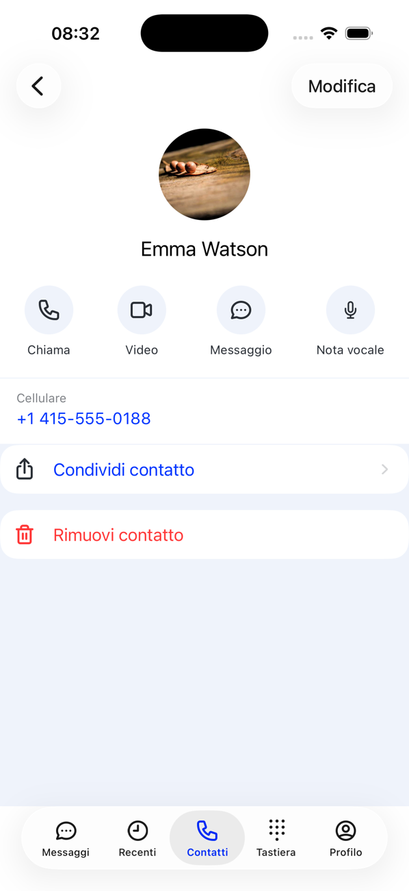 Il profilo di un contatto con i pulsanti Chiama, Video, Messaggio e Nota vocale, il numero di telefono, Condividi contatto e Rimuovi contatto